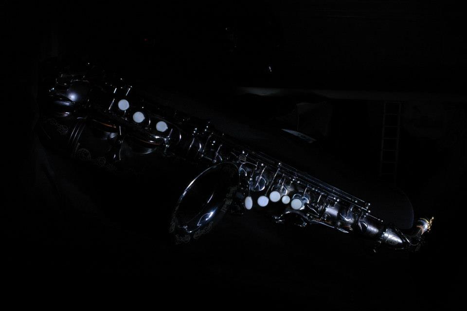 a saxophone sitting in a dark room