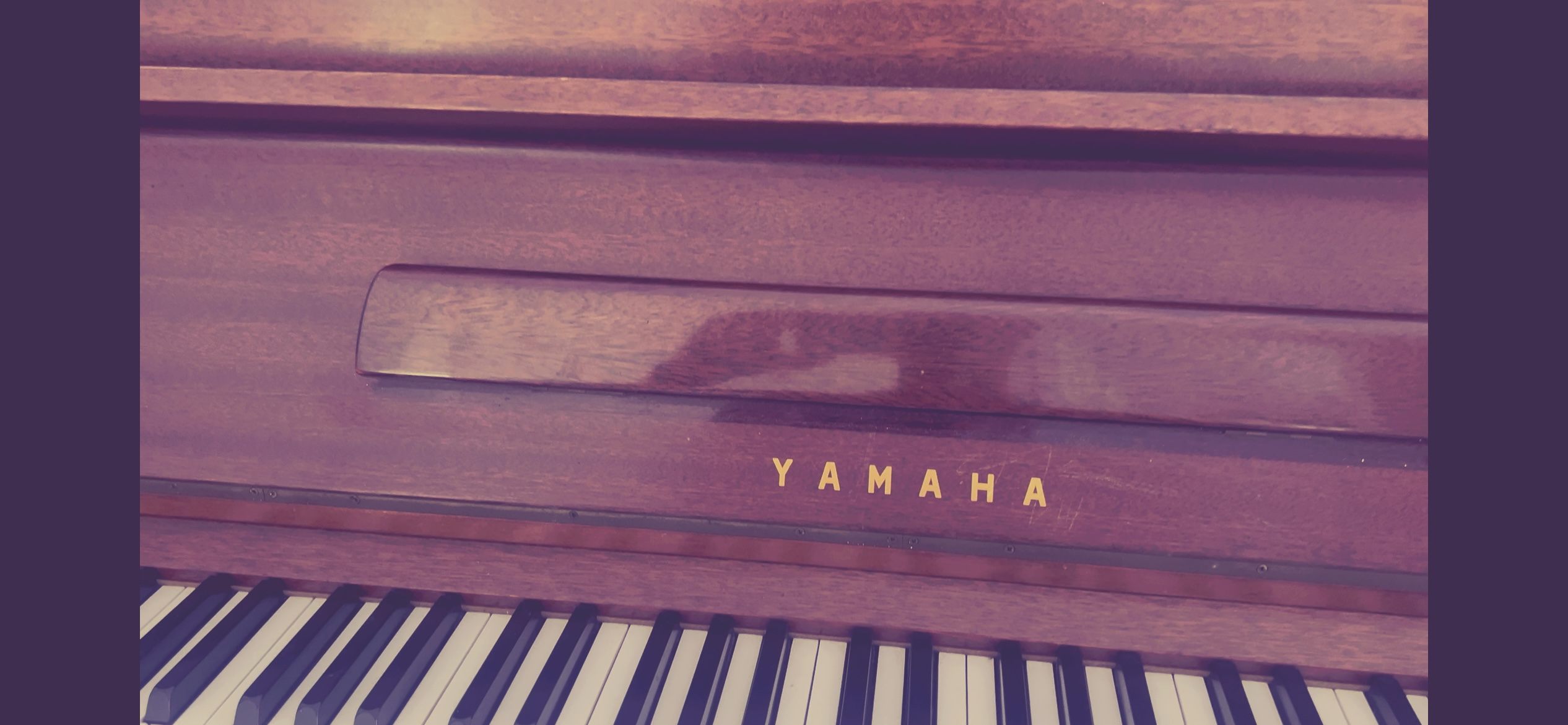 a close up of a piano with the words yamaha on it