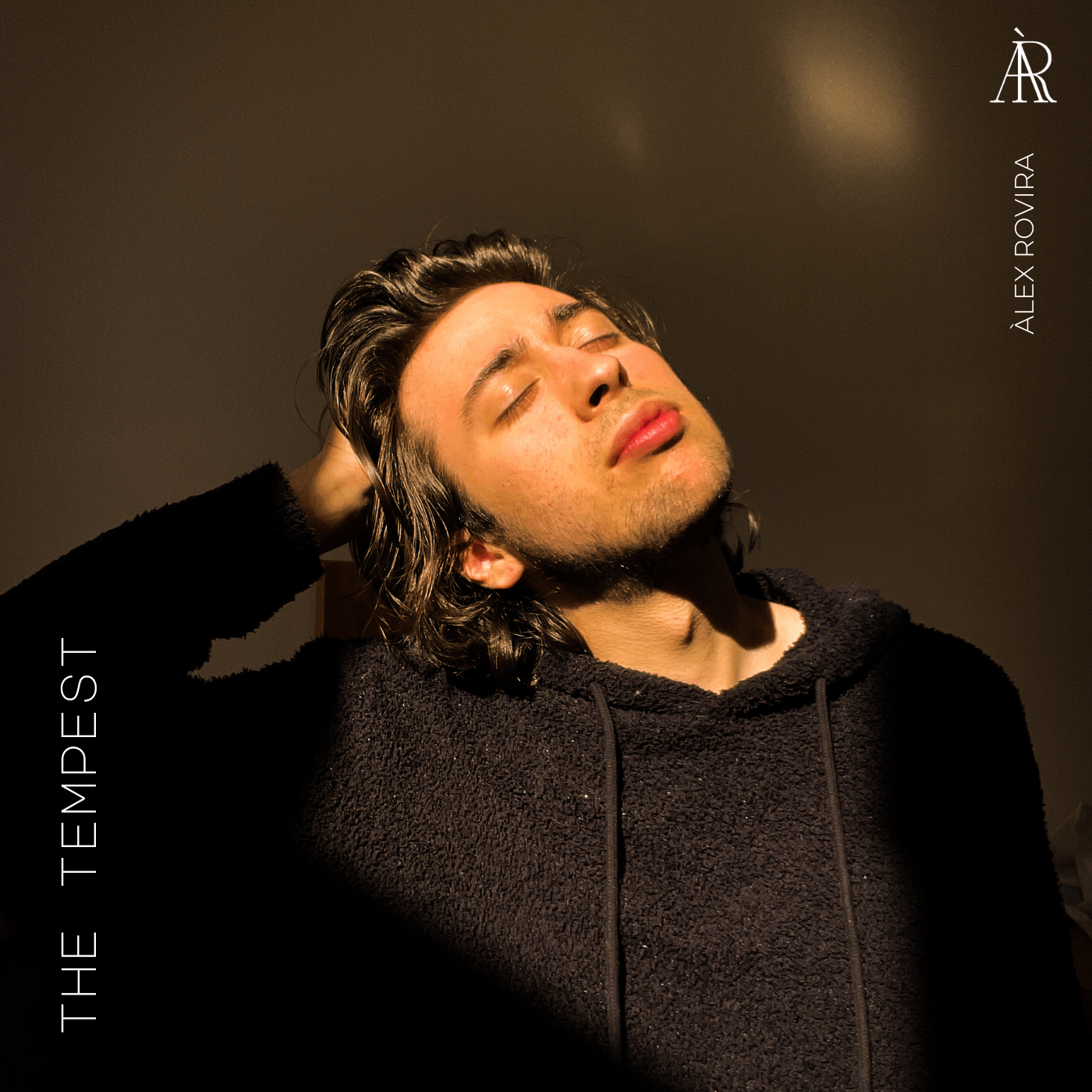 Alex Rovira - Piano Sonata No.17 in D minor, Op.31 No.2 "The Tempest": a young man with his head up in the dark