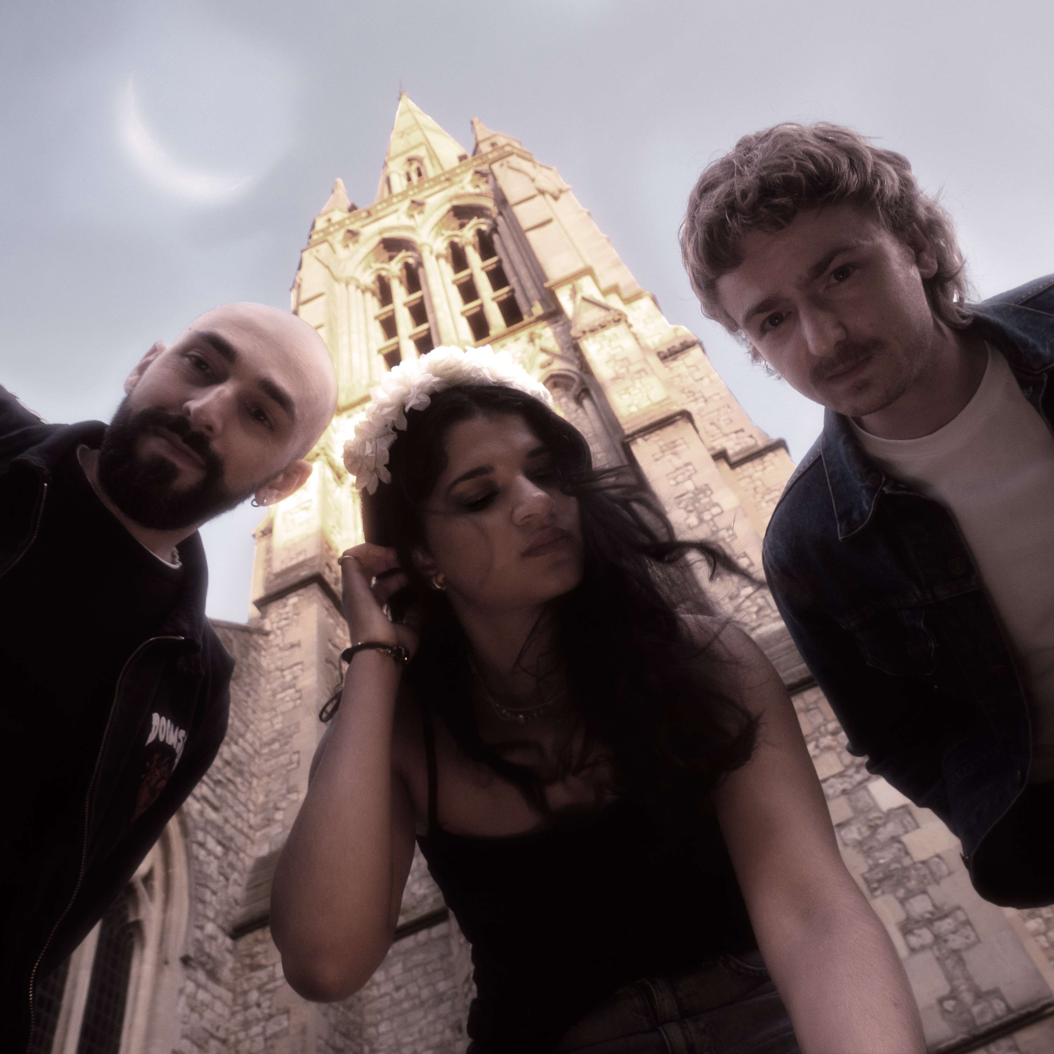 Trio Drei feat. Sora X, Gabka & Kanyoh - La Luna: a man and a woman posing for a picture