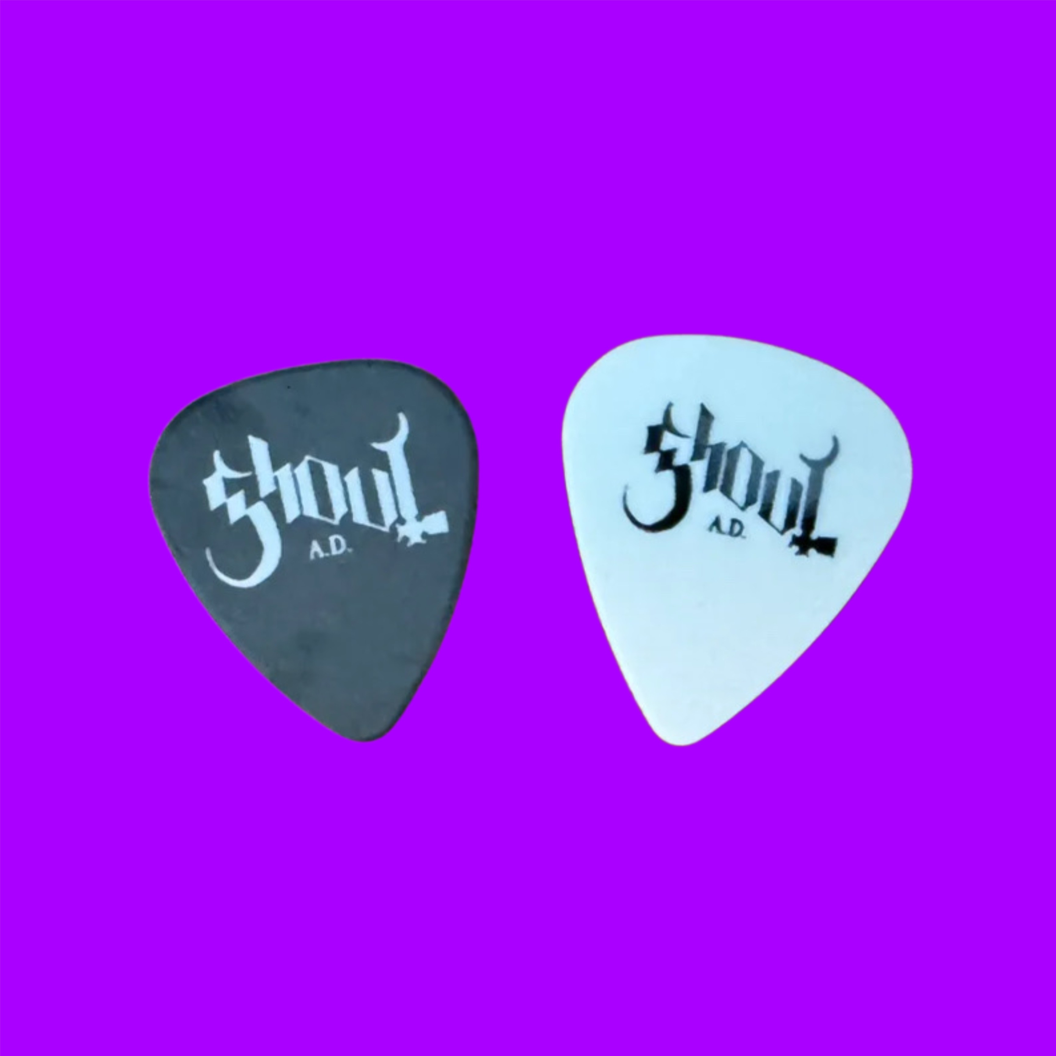 two black and white guitar picks with the word'load'on them