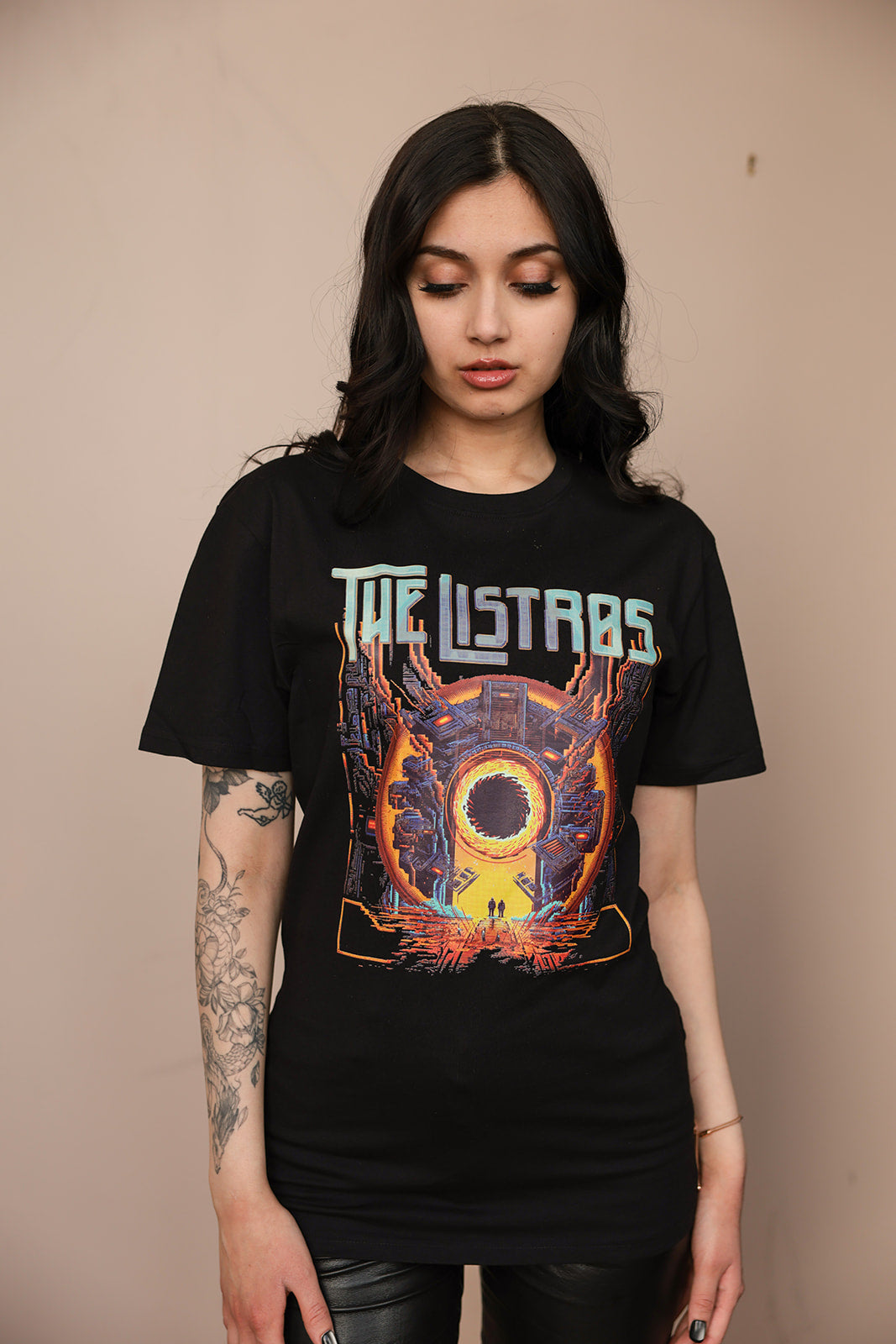 a woman wearing a black t - shirt that says the listars